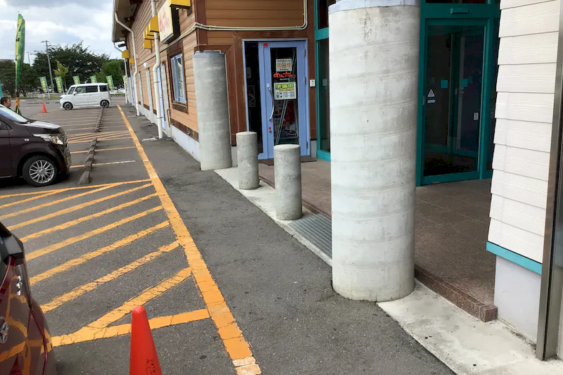 【ダイナム福島須賀川店｜割引キャンペーン実施中】キッチンカーやプロモーションイベントの開催に最適なアミューズメント施設のイベントスペース（出入口前）