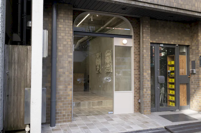 【新御徒町駅4分】個展やグループ展等のアート展やアパレルのポップアップストア、展示販売会に最適な視認性の良い路面のギャラリースペース