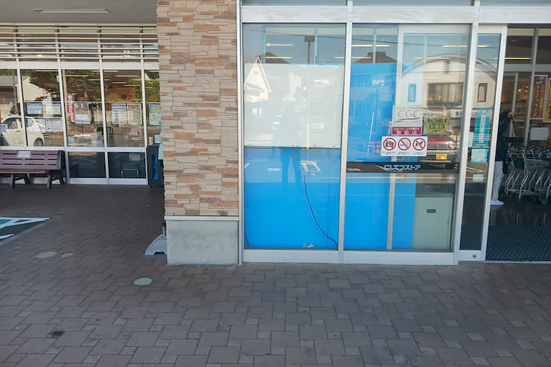【西鉄ストア香椎花園店】店舗入り口付近 販促プロモーションや物販に最適なスーパー屋外催事イベントスペース