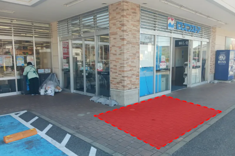 【西鉄ストア香椎花園店】店舗入り口付近 販促プロモーションや物販に最適なスーパー屋外催事イベントスペース