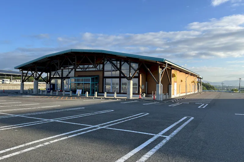 【ダイナム山口阿知須店｜割引キャンペーン実施中】キッチンカーやプロモーションに最適なアミューズメント施設のイベントスペース(店舗出入り口横）