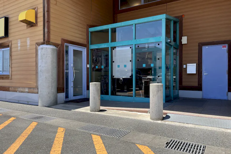 【ダイナム山口阿知須店｜割引キャンペーン実施中】キッチンカーやプロモーションに最適なアミューズメント施設のイベントスペース(店舗出入り口横）