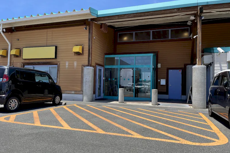 【ダイナム山口阿知須店｜割引キャンペーン実施中】キッチンカーやプロモーションに最適なアミューズメント施設のイベントスペース(店舗出入り口横）