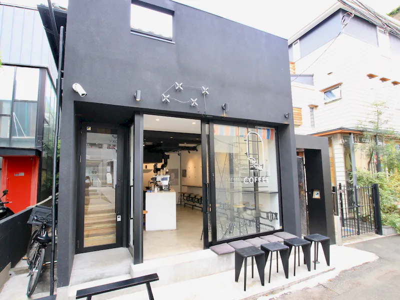1Fには人気コーヒ店が。写真左手の階段から上がった2Fにございます。