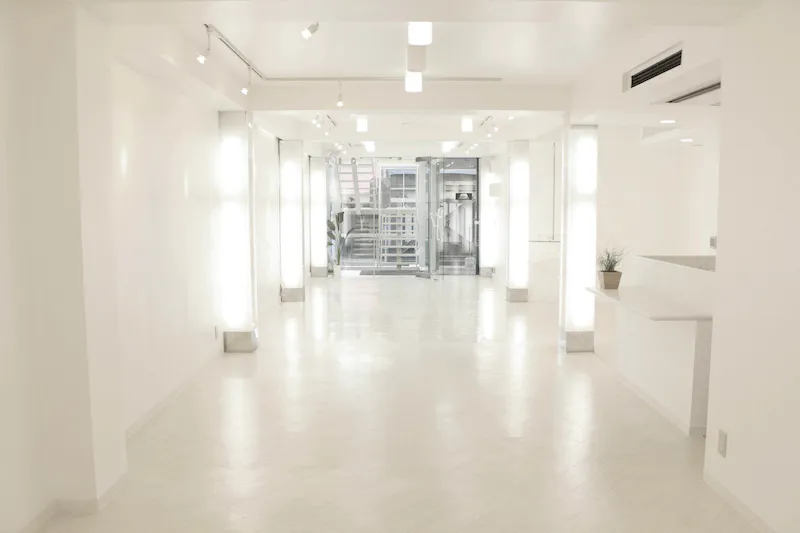 【中目黒駅8分】展示会やポップアップに最適な、目黒川沿いの洗練されたエリアにある路面スペース