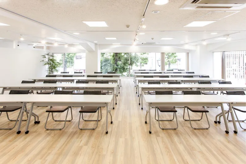 【外苑前駅6分】セミナーや展示会に適した大きな窓から入る自然光が印象的なイベントスペース