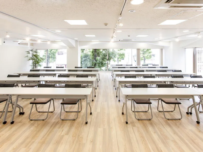【外苑前駅6分】セミナーや展示会に適した大きな窓から入る自然光が印象的なイベントスペースの画像4