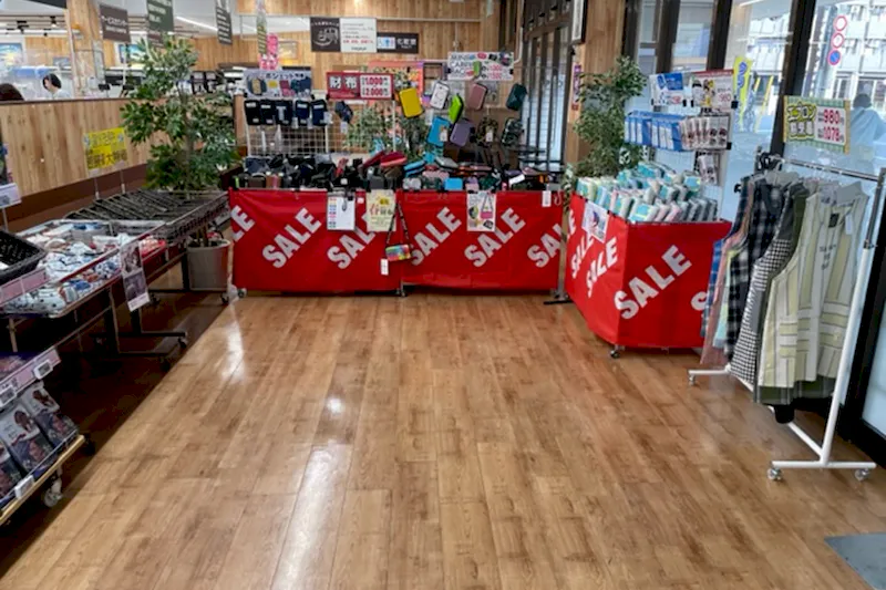 【いなげや福生銀座店】各種プロモーションイベントに最適なスーパーマーケットの店内入口横イベントスペース