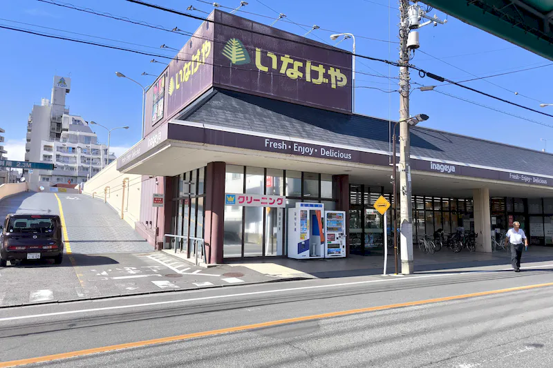 【いなげや福生銀座店】各種プロモーションイベントに最適なスーパーマーケットの店内入口横イベントスペース