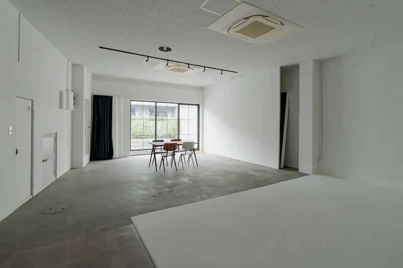 【森下駅2分】ファッション系の展示販売会やアート作品展、ポップアップに最適な駅近路面のシンプルで清潔感のあるギャラリースペース