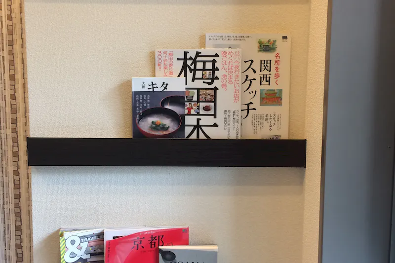 【中崎町駅2分】プロモーションや展示に適した外国人の方も多く利用しているホステルロビー横展示棚