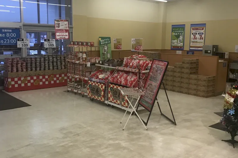 【西友　上山田店】店内入口横　プロモーション用途や物販、食物販のポップアップストアに最適なスーパー店内催事イベントスペース