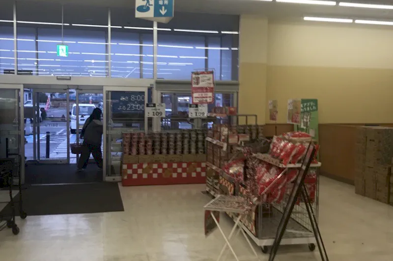 【西友　上山田店】店内入口横　プロモーション用途や物販、食物販のポップアップストアに最適なスーパー店内催事イベントスペース
