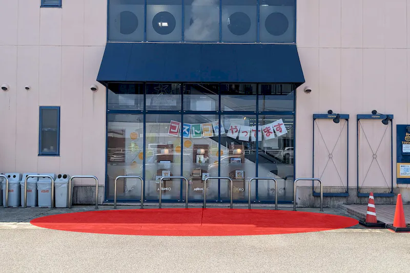 【明文堂TSUTAYA氷見店】キッチンカーや物販に適した入口横のスペース