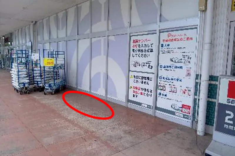 【西友　蒲生伊原店】屋外 青果売場側入口付近軒下　移動販売、物販のポップアップストアやプロモーション用途に最適な催事イベントスペース
