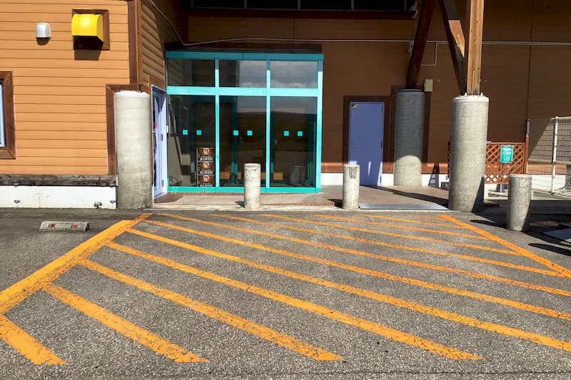 【ダイナム富山砺波店｜割引キャンペーン実施中】キッチンカーでの出店に最適なアミューズメント施設のイベントスペース（出入口横）