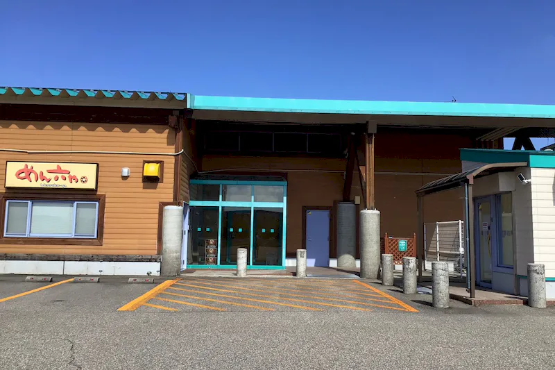 【ダイナム富山砺波店｜割引キャンペーン実施中】キッチンカーでの出店に最適なアミューズメント施設のイベントスペース（出入口横）