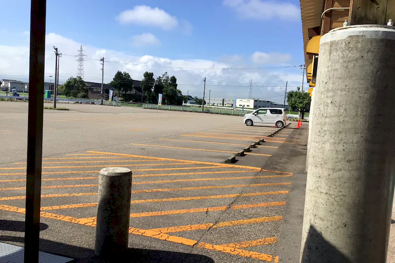 【ダイナム富山砺波店｜割引キャンペーン実施中】キッチンカーでの出店に最適なアミューズメント施設のイベントスペース（出入口横）