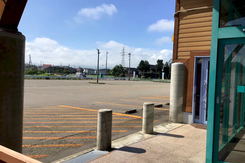 【ダイナム富山砺波店｜割引キャンペーン実施中】キッチンカーでの出店に最適なアミューズメント施設のイベントスペース（出入口横）