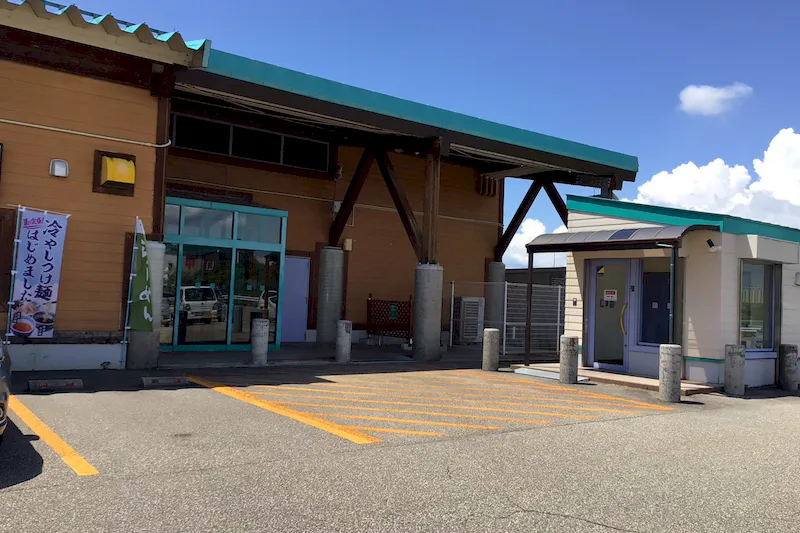 【ダイナム富山砺波店｜割引キャンペーン実施中】キッチンカーでの出店に最適なアミューズメント施設のイベントスペース（出入口横）