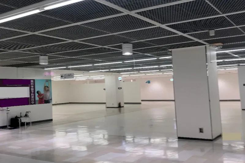 【西友　羽村店】3Fテナント100均･フィットネスフロア区画　プロモーション用途やギャラリー、展示系イベントに最適なスーパー店内催事イベントスペース
