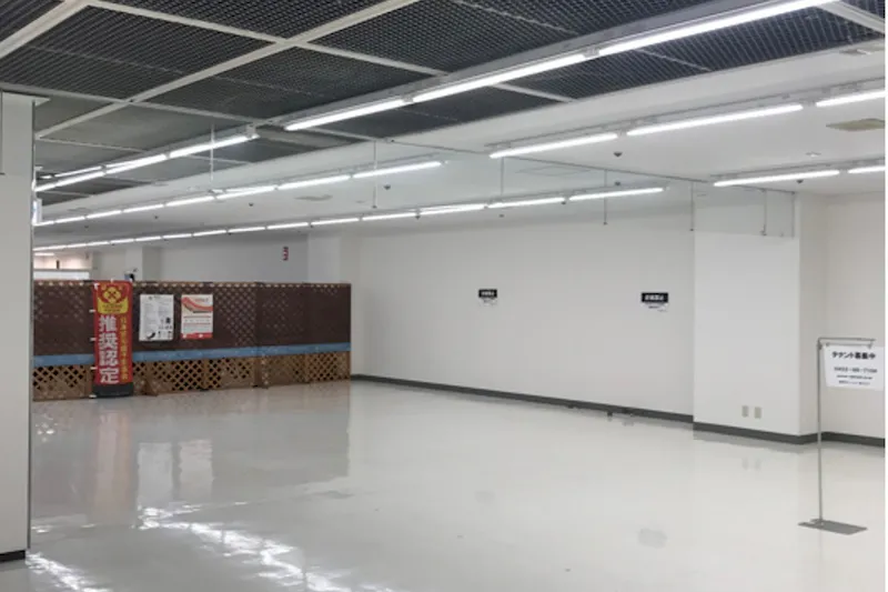 【西友　羽村店】3Fテナント100均･フィットネスフロア区画　プロモーション用途やギャラリー、展示系イベントに最適なスーパー店内催事イベントスペース