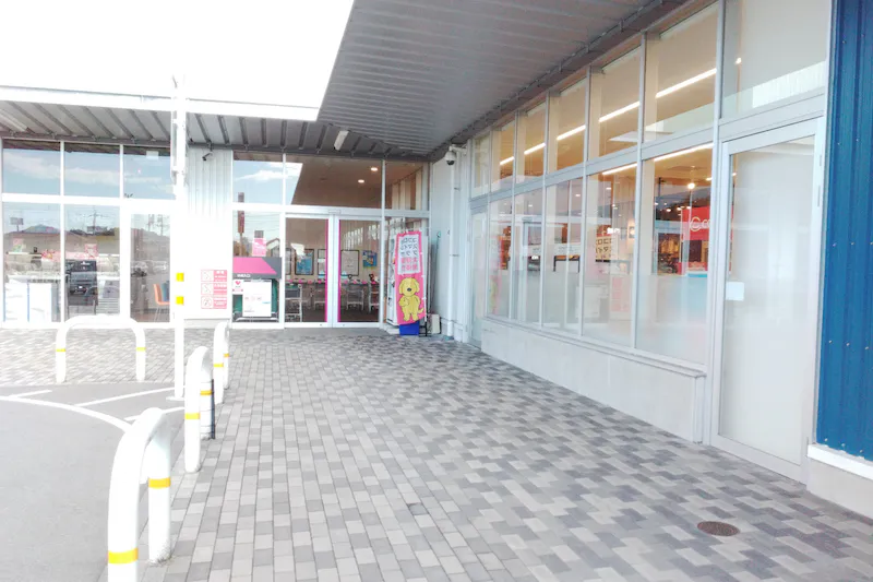 【イオンなかま店（福岡県）】店頭軒下（パン屋側）催事スペース