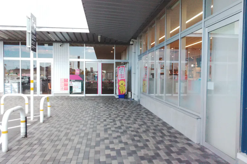 【イオンなかま店（福岡県）】店頭軒下（パン屋側）催事スペース