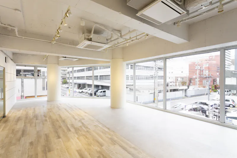【薬院駅4分｜土日祝日期間限定価格】ポップアップストアや展示会に最適な薬院エリアにある清潔感あふれるレンタルスペース　の画像