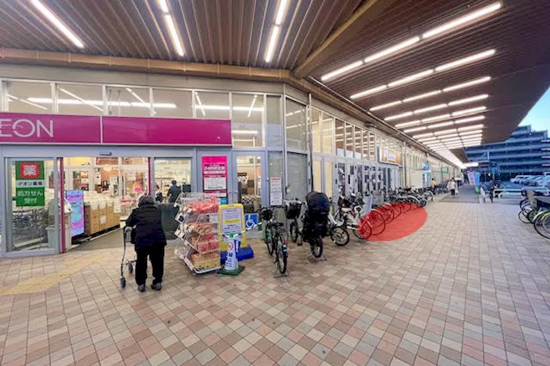 【イオン横浜新吉田店】出入口横にある軒下スペースの画像