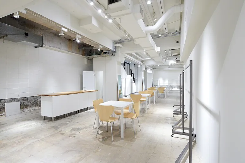 【心斎橋駅4分】大きなカウンターとフィッティングルームも兼ね備え、 控室1か所と無料備品も充実した、天高約4mある開放感あふれた空間です。
