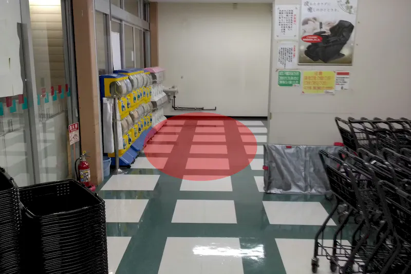 【サンフレッシュ宇治田原店】企業プロモーションや物販イベントに最適な暖房完備の風除室スペースの画像