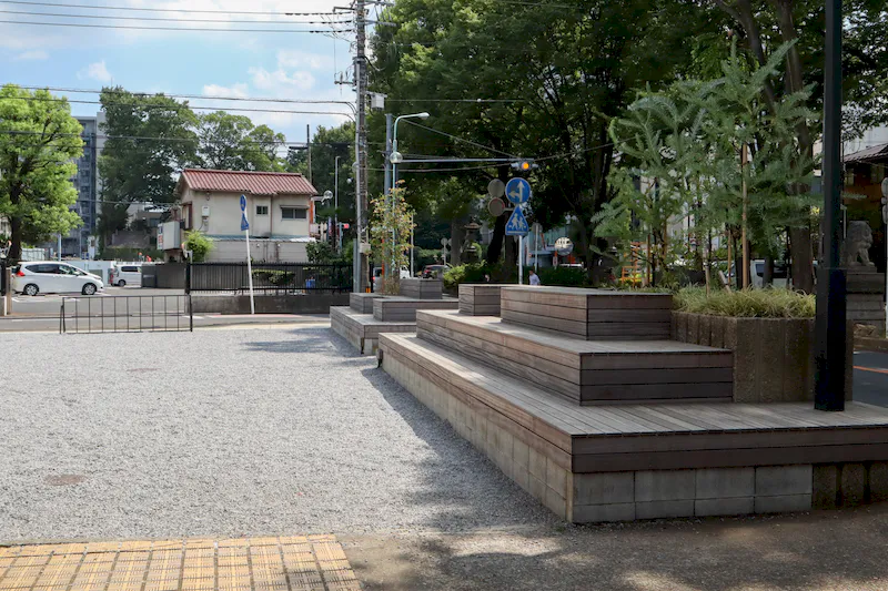 【さいたま市大宮／氷川参道二の鳥居前】氷川参道の通行客へのアピール抜群な緑が気持ちの良い屋外環境で、目の前にあるベンチも利用可能なキッチンカースペース（出店場所③）