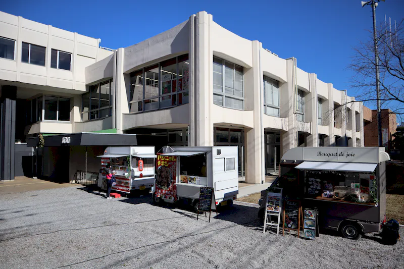 【さいたま市大宮／氷川参道二の鳥居前】氷川参道の通行客へのアピール抜群な緑が気持ちの良い屋外環境で、目の前にあるベンチも利用可能なキッチンカースペース（出店場所③）