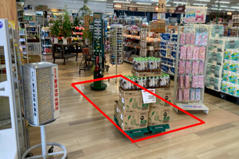 【ダイシン岩沼店】店内レジ横　プロモーションや物販に最適なホームセンター内階段前の催事イベントスペース