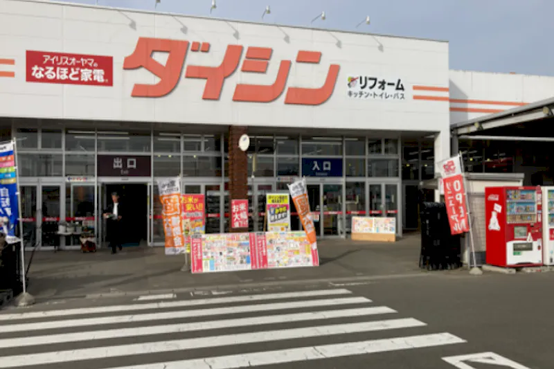 【ダイシン岩沼店】店内レジ横　プロモーションや物販に最適なホームセンター内階段前の催事イベントスペース