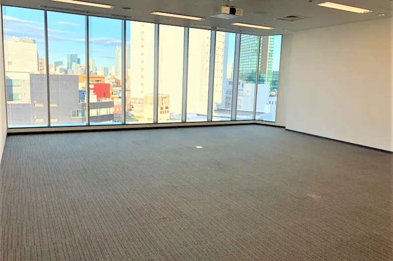 【ヒカリエカンファレンス（Room C）/渋谷駅直結】撮影や展示会にも最適なヒカリエ内にある大きな窓で解放感抜群なイベントスペース