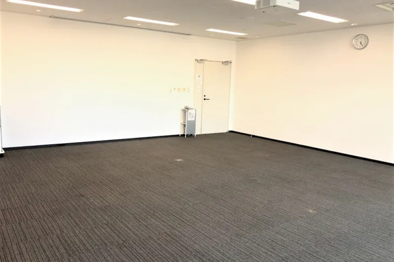 【ヒカリエカンファレンス（Room C）/渋谷駅直結】撮影や展示会にも最適なヒカリエ内にある大きな窓で解放感抜群なイベントスペース