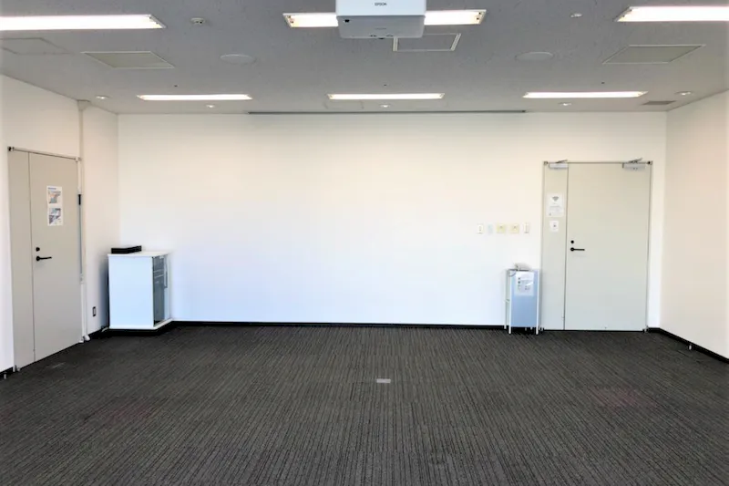【ヒカリエカンファレンス（Room C）/渋谷駅直結】撮影や展示会にも最適なヒカリエ内にある大きな窓で解放感抜群なイベントスペース
