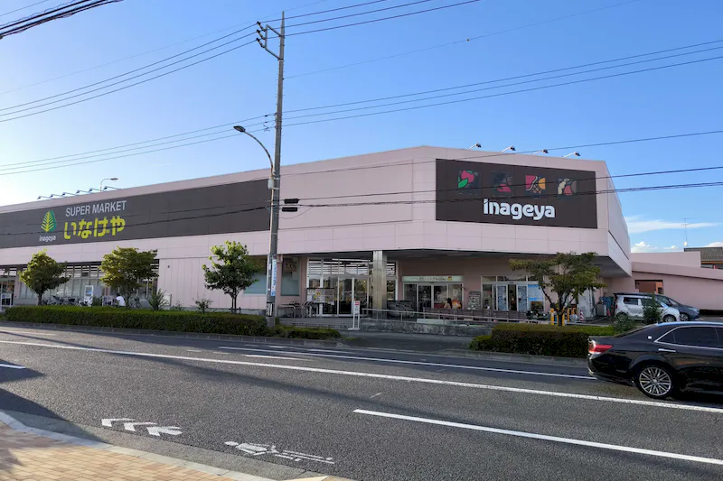 【いなげやあきる野雨間店】各種プロモーションイベントに最適なスーパーマーケットの店内イベントスペースの画像