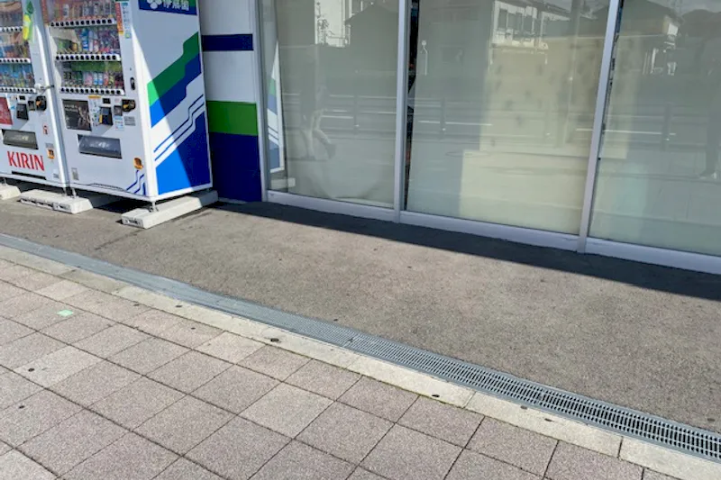 【フィッシングマックス武庫川店】プロモーションに最適な自動販売機横のレンタルスペース