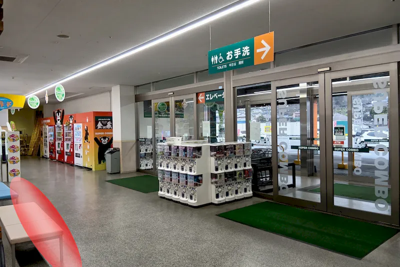 【HIヒロセスーパーコンボ田崎市場通り店】プロモーションイベントに最適なホームセンターのメイン入り口2F風除室スペース