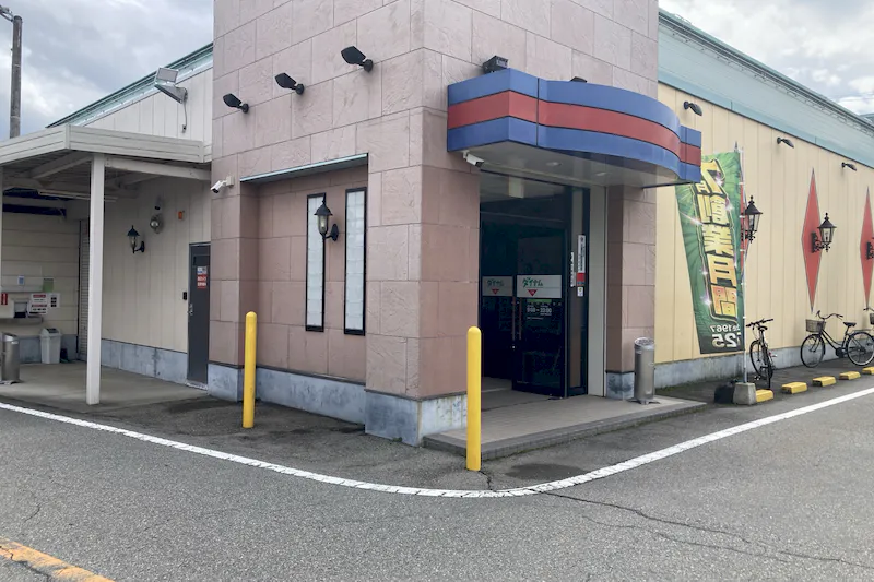 【ダイナム岐阜高山スロット店｜割引キャンペーン実施中】キッチンカーやプロモーションイベントの開催に最適なアミューズメント施設のイベントスペース