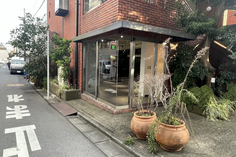【千駄ヶ谷駅4分】各種ポップアップストアや展示販売会に適した壁面大型鏡張りの路面スペース