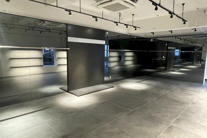 【千駄ヶ谷駅4分】各種ポップアップストアや展示販売会に適した壁面大型鏡張りの路面スペース