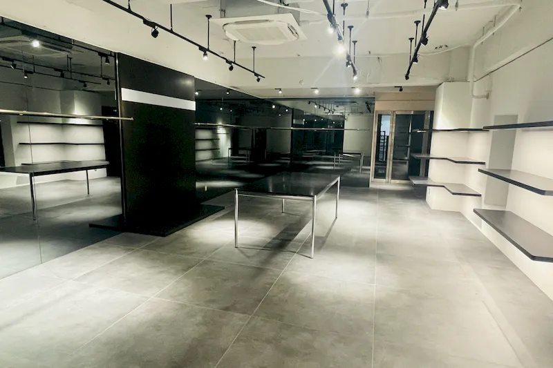 【千駄ヶ谷駅4分】各種ポップアップストアや展示販売会に適した壁面大型鏡張りの路面スペース