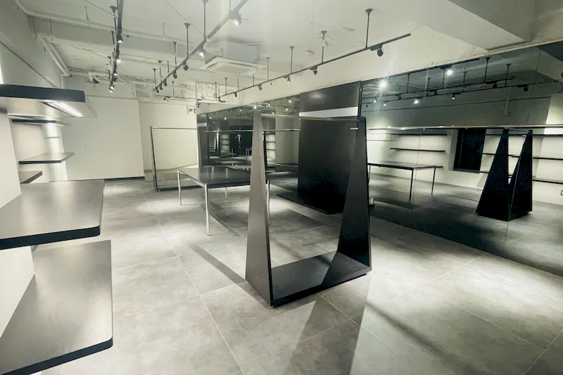 【千駄ヶ谷駅4分】各種ポップアップストアや展示販売会に適した壁面大型鏡張りの路面スペース