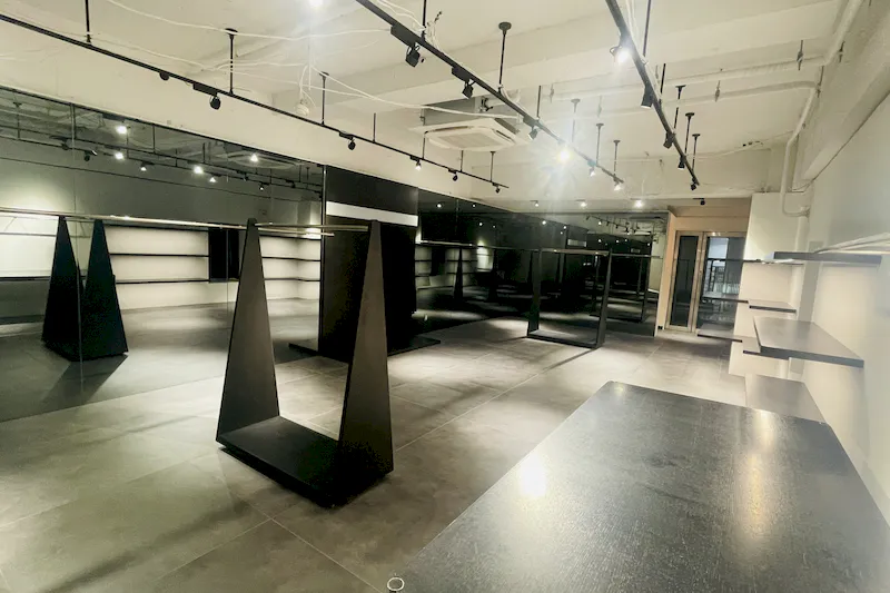 【千駄ヶ谷駅4分】各種ポップアップストアや展示販売会に適した壁面大型鏡張りの路面スペース