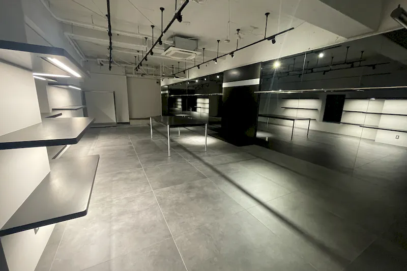 【千駄ヶ谷駅4分】各種ポップアップストアや展示販売会に適した壁面大型鏡張りの路面スペース