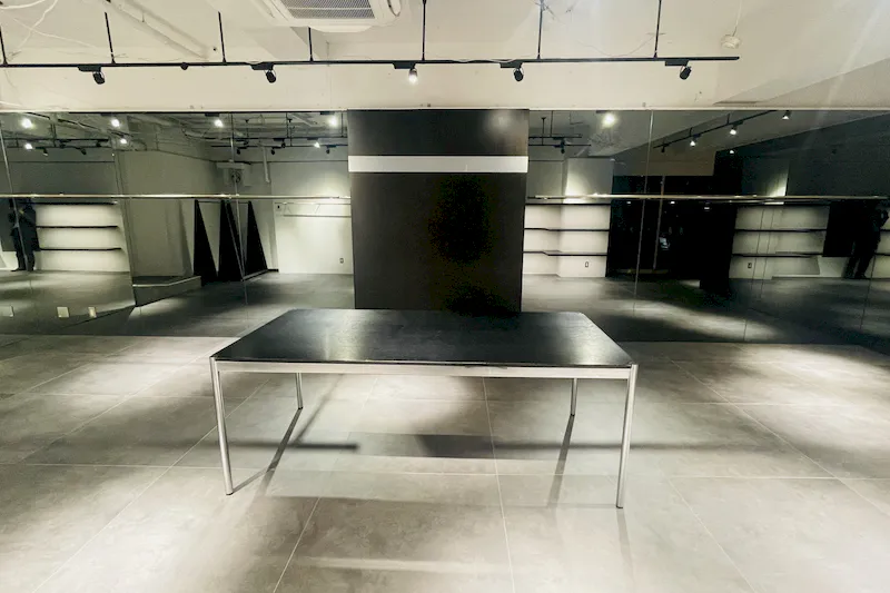 【千駄ヶ谷駅4分】各種ポップアップストアや展示販売会に適した壁面大型鏡張りの路面スペース